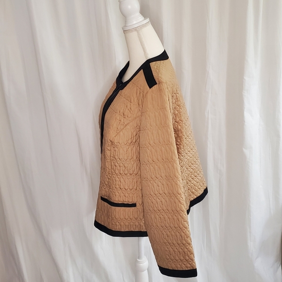 Chicos Women’s Size 3 (L/16) Tan Quilted Zip Up Lightweight Front Pockets Jacket - Picture 4 of 9